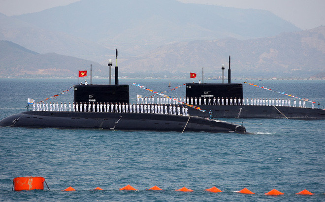 Ngoài ra, khi tàu ngầm lặn ở dưới mặt nước, chúng sẽ không phải chịu lực cản từ "sức căng bề mặt", giúp tàu có thể đạt tốc độ nhanh hơn so với khi di chuyển nửa chìm, nửa nổi. Nguồn ảnh: BHQ.