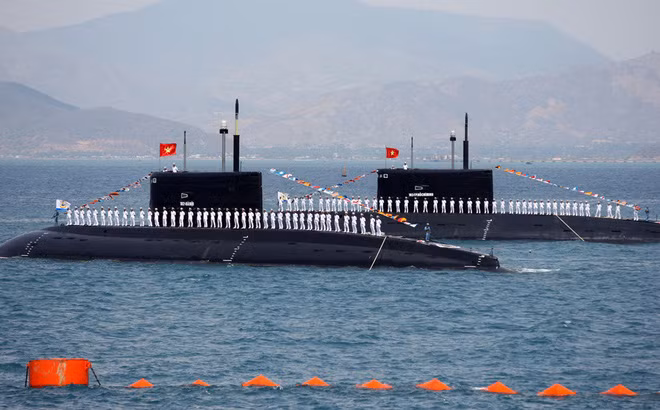 Ngoài ra, khi tàu ngầm lặn ở dưới mặt nước, chúng sẽ không phải chịu lực cản từ "sức căng bề mặt", giúp tàu có thể đạt tốc độ nhanh hơn so với khi di chuyển nửa chìm, nửa nổi. Nguồn ảnh: BHQ.