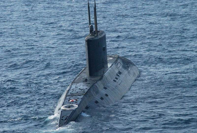 Công nghệ pin sạc trên tàu ngầm hiện tại vẫn sử dụng kiểu ác-quy cũ với dung dịch acid để cung cấp điện. Hiện tại có một vài loại tàu ngầm đời mới đã được cung cấp công nghệ pin lithium như pin của điện thoại di động ngày nay, tuy nhiên công nghệ đắt đỏ này còn phải cần nhiều thời gian nữa mới có thể phổ biến được. Nguồn ảnh: Pinterest.