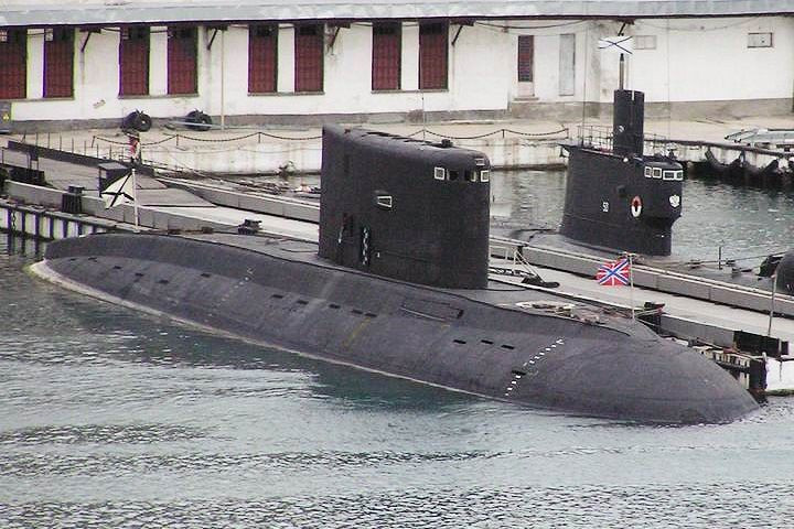 Khi được lặn với ống thông hơi, tàu ngầm Kilo có khả năng di chuyển tối đa tới 13.900 km ở tốc độ 7 hải lý giờ. Nguồn ảnh: Rumil.