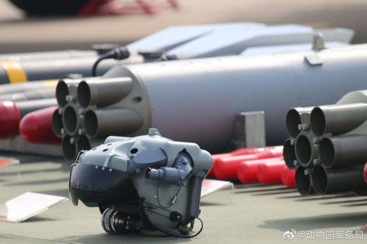 Đây là công nghệ phổ biến trên dòng trực thăng Apache của Mỹ, cho phép phi công ngắm mục tiêu theo góc nhìn một cách cực kỳ đơn giản thay vì phải điều khiển súng máy bằng tay cầm.