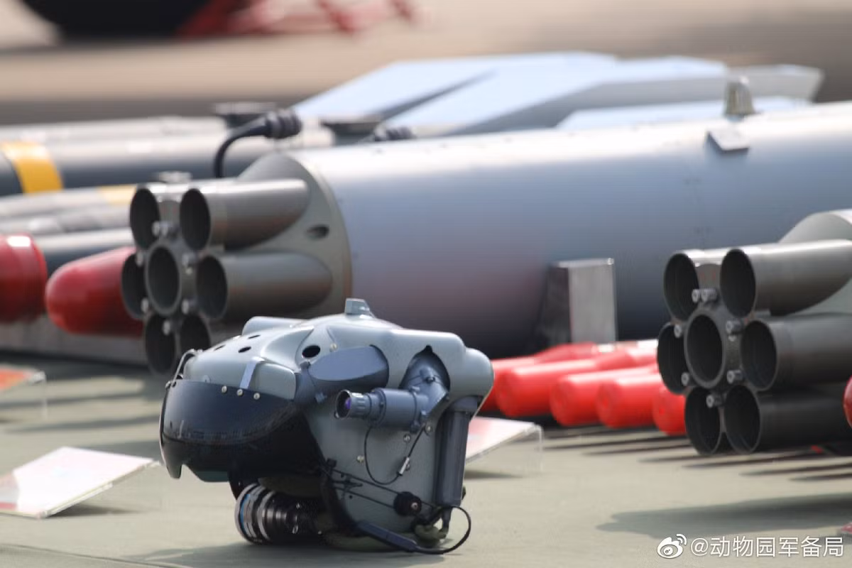 Đây là công nghệ phổ biến trên dòng trực thăng Apache của Mỹ, cho phép phi công ngắm mục tiêu theo góc nhìn một cách cực kỳ đơn giản thay vì phải điều khiển súng máy bằng tay cầm.