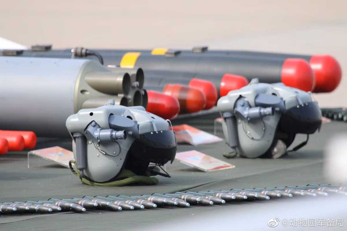 Những hình ảnh này sau đó sẽ được phân tích dựa trên góc nghiêng của mũ để hướng khẩu pháo dưới mũi trực thăng theo góc nhìn của phi công một cách tự động hoàn toàn.