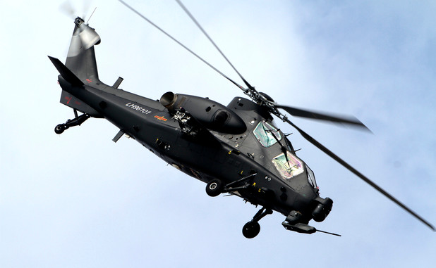 Dưới mũi của trực thăng Z-10 là một khẩu pháo 23mm, ngoài ra trực thăng còn được trang bị bốn giá treo vũ khí dưới hai cánh của mình.