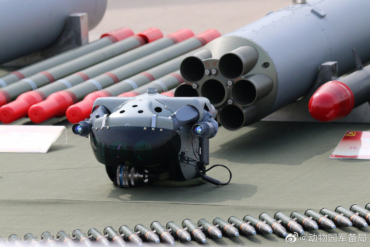 Ở hai bên của chiếc mũ bay thậm chí còn có hai bộ phận có cấu tạo như camera cỡ nhỏ - dường như làm nhiệm vụ thu nhận hình ảnh theo góc nhìn của phi công.