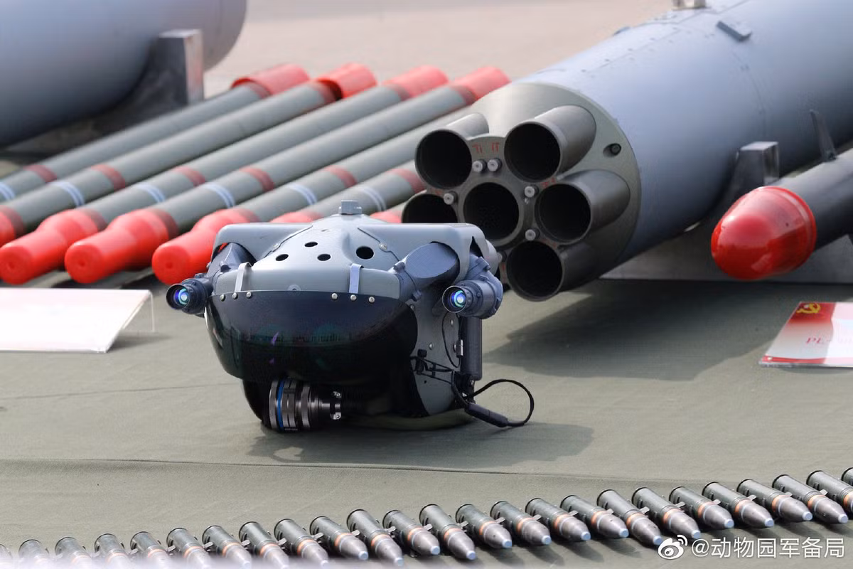 Ở hai bên của chiếc mũ bay thậm chí còn có hai bộ phận có cấu tạo như camera cỡ nhỏ - dường như làm nhiệm vụ thu nhận hình ảnh theo góc nhìn của phi công.