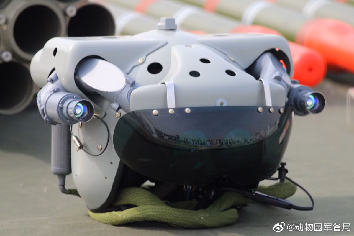 Những hình ảnh chi tiết về chiếc mũ bay hiện đại của phi công lái trực thăng Z-10 vừa lộ diện cho thấy cấu tạo có phần khá cồng kềnh của chiếc trực thăng này.