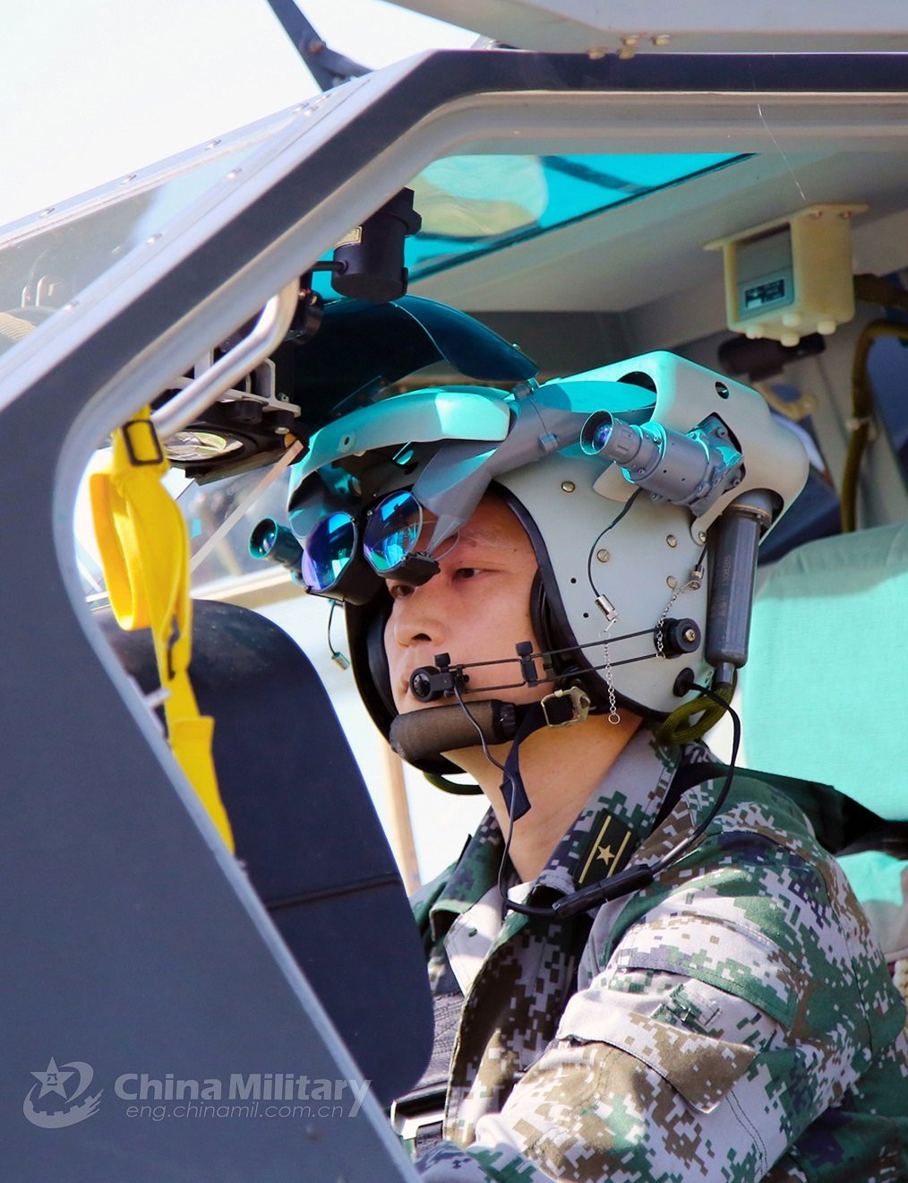 Chưa rõ trọng lượng của chiếc mũ bay này là bao nhiêu nhưng có thể thấy nó có cấu tạo khá cồng kềnh. Khi xảy ra tai nạn, phi công hoàn toàn có thể bị thương do chiếc mũ bay quá nặng nề này.