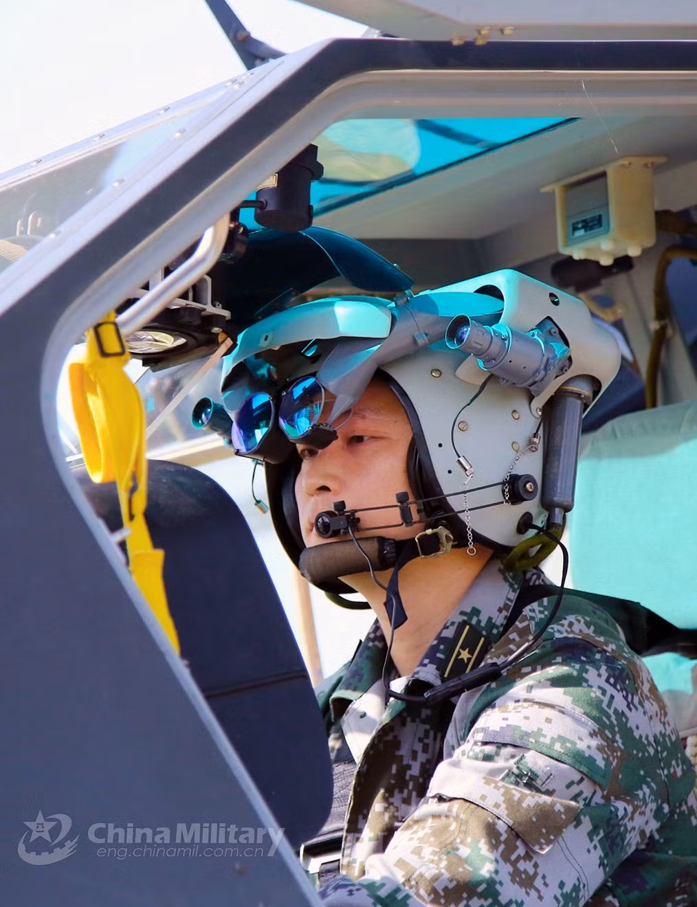 Chưa rõ trọng lượng của chiếc mũ bay này là bao nhiêu nhưng có thể thấy nó có cấu tạo khá cồng kềnh. Khi xảy ra tai nạn, phi công hoàn toàn có thể bị thương do chiếc mũ bay quá nặng nề này.