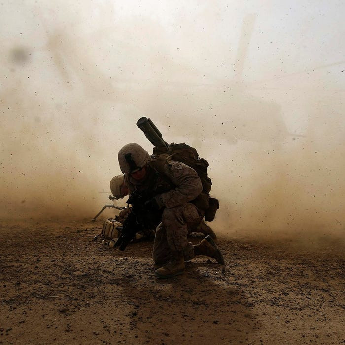 Do di chuyển cùng với Hải quân Mỹ, Thủy quân lục chiến thường được vận tải tới chiến trường bằng xe thiết giáp lội nước, tàu đổ bộ hoặc trực thăng. Nguồn ảnh: BI.