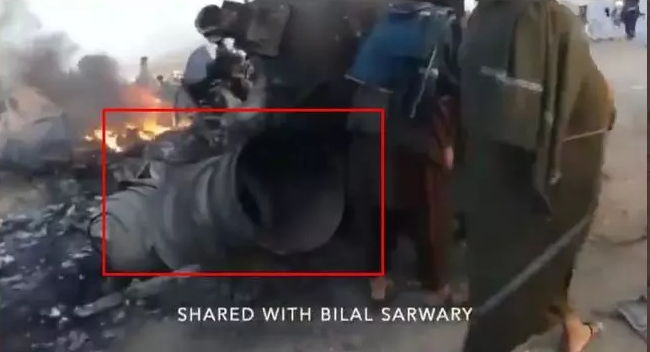 Những hình ảnh tại hiện trường cho thấy, chiếc trực thăng đã bị phá huỷ hoàn toàn sau cú rơi. Tuy nhiên rất may phần ống xả của động cơ trông có vẻ như vẫn còn nguyên vẹn. Nguồn ảnh: QQ