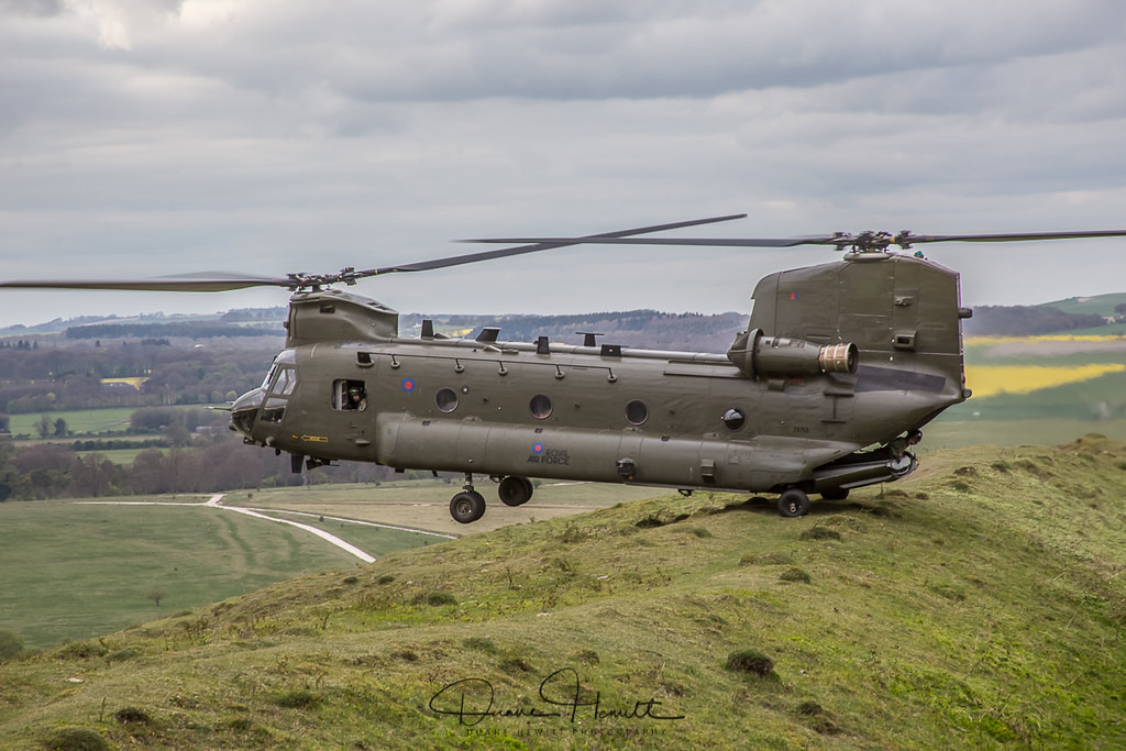 Không loại trừ khả năng, chiếc CH-47 này đã bị rơi do tai nạn. Với hai cánh quạt đặt dọc nhau, trực thăng CH-47 có độ ổn định khi bay thấp khá tốt. Các phi công điều khiển trực thăng CH-47 cũng luôn sử dụng những động tác bay liều lĩnh ở độ cao thấp để tránh bị tên lửa phòng không của đối phương bắt bám. Nguồn ảnh: Pinterest.