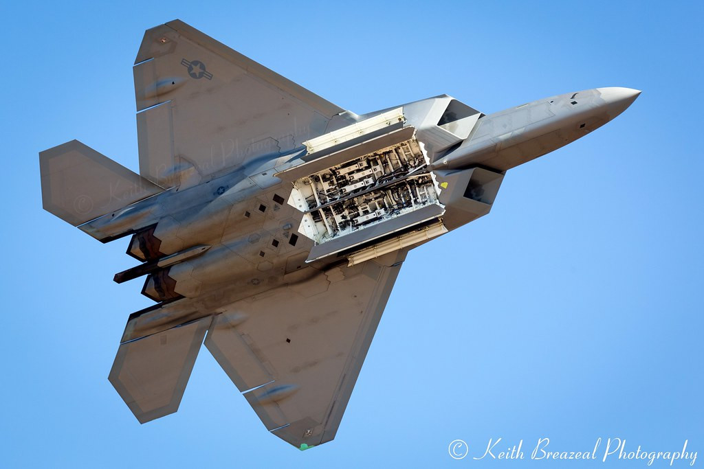 Tuy nhiên, từ năm 2007, cấu hình vũ khí không đối đất của F-22 Raptor đã thay đổi. Theo đó thay vì mang theo hai quả bom JDAM, nó sẽ mang theo 8 quả bom SDB mỗi quả có trọng lượng chỉ 250 lb (113 kg). Nguồn ảnh: Sina.