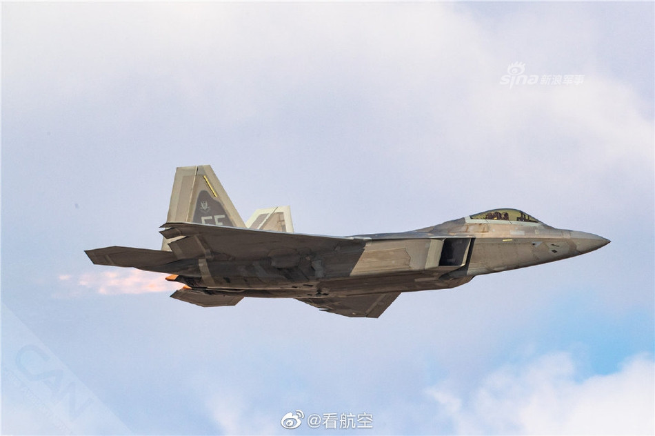 F-22 Raptor về cơ bản có hệ thống khoang vũ khí tương tự với F-35, bao gồm một khoang dưới bụng và hai khoang chứa vũ khí ở hai bên. Nguồn ảnh: Sina.