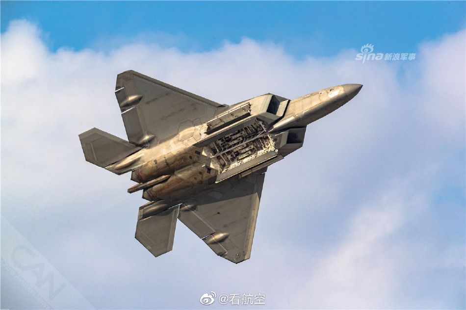 Cụ thể, hai khoang chứa vũ khí đặt hai bên động cơ của chiếc tiêm kích F-22 Raptor sẽ luôn được trang bị hai tên lửa AIM-9M/X. Đây là loại tên lửa không đối không tầm gần, được sử dụng vào nhiệm vụ tự vệ của tiêm kích F-22. Nguồn ảnh: Sina.