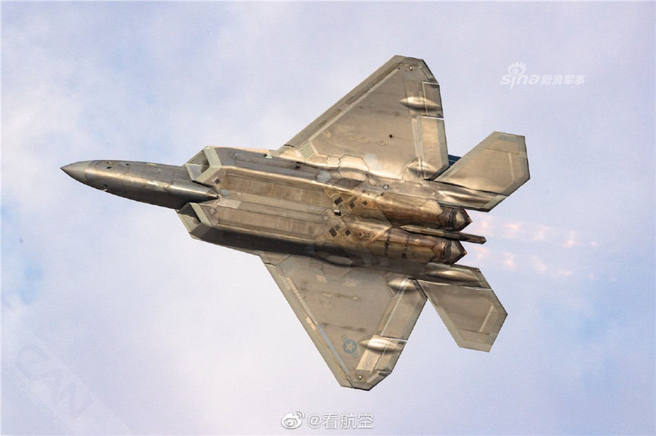 Giống như mọi chiến đấu cơ tàng hình thế hệ năm khác, F-22 Raptor cần để vũ khí trong khoang bụng để có thể bảo toàn được kết cấu tàng hình của mình. Nguồn ảnh: Sina.