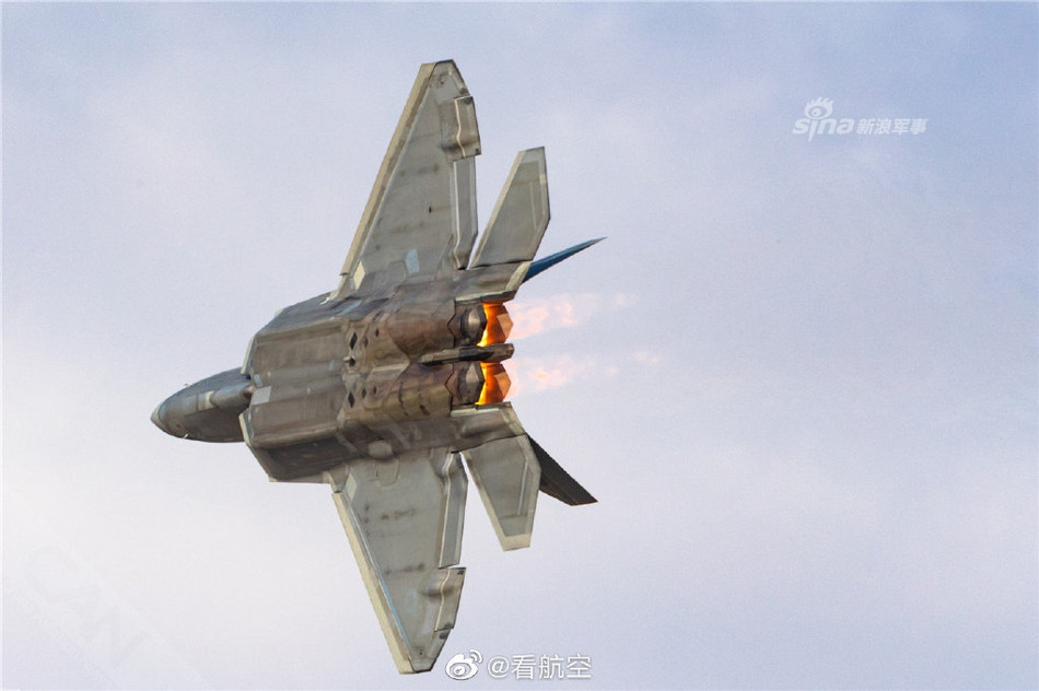 Tại triển lãm hàng không Dubai 2019 hiện đang diễn ra, chiến đấu cơ F-22 Raptor của Không quân Mỹ đã có màn trình diễn khá hoành tráng khi lượn trên bầu trời triển lãm với khoang vũ khí mở toang. Nguồn ảnh: Sina.