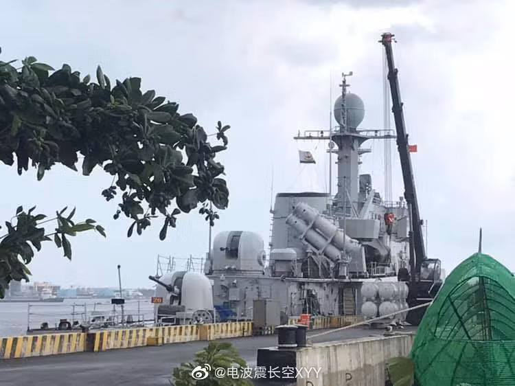 Theo các suy đoán, hệ thống vũ khí này có khả năng là tổ hợp tên lửa đối hạm Kh-35 - một loại tên lửa chống hạm sử dụng động cơ tua-bin phản lực rất phổ biến trong biên chế của Hải quân Việt Nam. Nguồn ảnh: Livej.