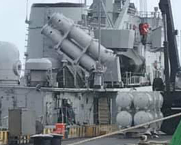 Thậm chí ở bức hình số hai, còn có thể nhận thấy các dàn phóng tên lửa chống hạm rất có khả năng đúng là loại tên lửa Kh-35 đang được cẩu lên vị trí. Nguồn ảnh: Livej.