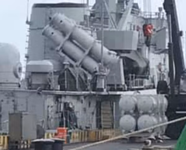 Thậm chí ở bức hình số hai, còn có thể nhận thấy các dàn phóng tên lửa chống hạm rất có khả năng đúng là loại tên lửa Kh-35 đang được cẩu lên vị trí. Nguồn ảnh: Livej.