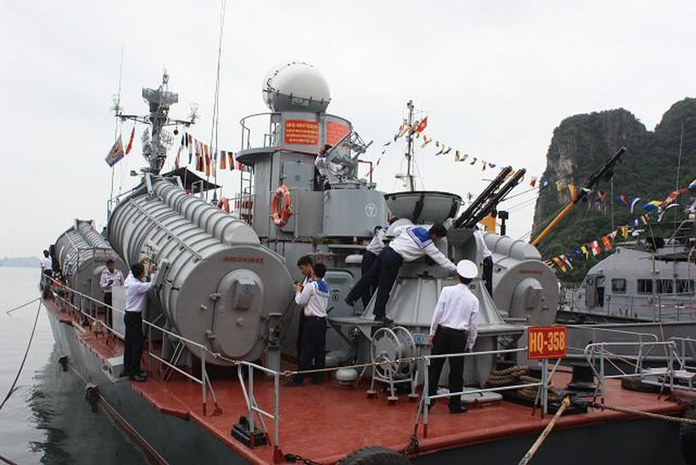 Với tốc độ 42 hải lý giờ, tàu tên lửa Osa II cũng là tàu chiến có tốc độ cao bậc nhất trong biên chế của Hải quân Việt Nam hiện tại và nhanh hơn mọi tàu tên lửa khác lớp Molniya hay lớp BPS-500 cùng đang phục vụ trong biên chế của ta. Nguồn ảnh: QPVN.