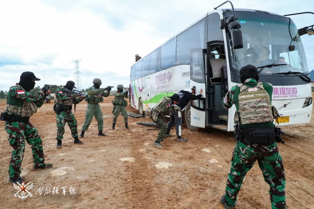 Thông qua các cuộc tập trận chung quy mô lớn như thế này, khả năng hợp tác, hiệp đồng cũng như tình đoàn kết giữa các nước tham gia diễn tập chắc chắn sẽ được cải thiện. Nguồn ảnh: Sina.