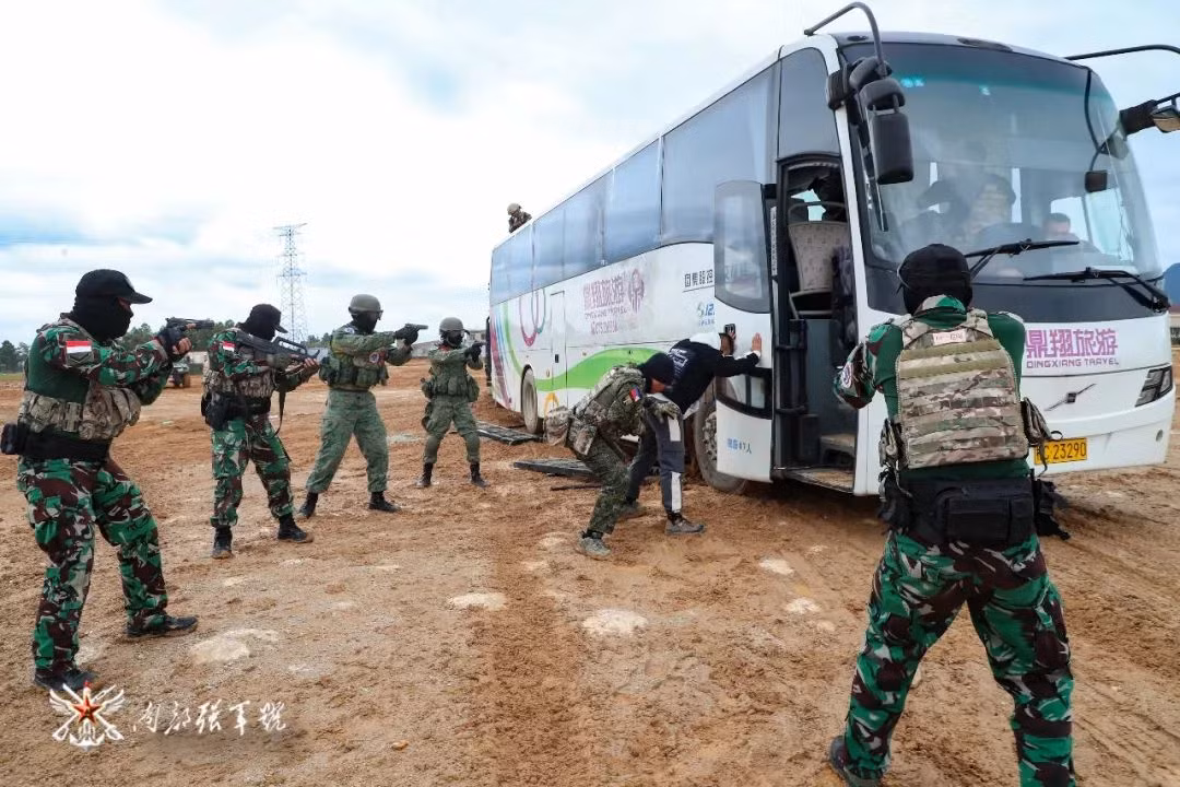 Thông qua các cuộc tập trận chung quy mô lớn như thế này, khả năng hợp tác, hiệp đồng cũng như tình đoàn kết giữa các nước tham gia diễn tập chắc chắn sẽ được cải thiện. Nguồn ảnh: Sina.