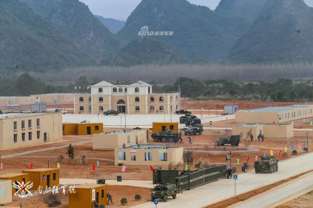 Ngoài ra, cuộc tập trận còn nhấn mạnh tới việc nâng cao, cọ sát các "ngón nghề" tác chiến trong môi trường đô thị - vốn được coi là xu hướng của nhiều cuộc xung đột trong tương lai. Nguồn ảnh: Sina.