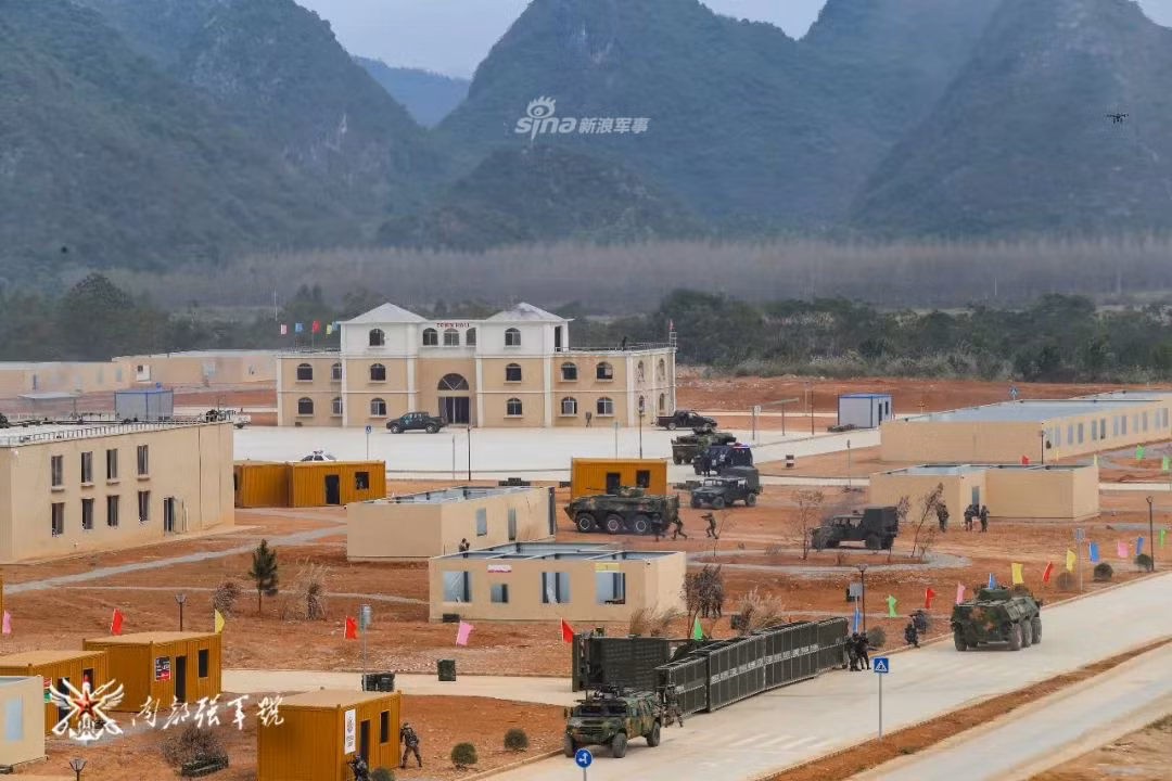 Ngoài ra, cuộc tập trận còn nhấn mạnh tới việc nâng cao, cọ sát các "ngón nghề" tác chiến trong môi trường đô thị - vốn được coi là xu hướng của nhiều cuộc xung đột trong tương lai. Nguồn ảnh: Sina.