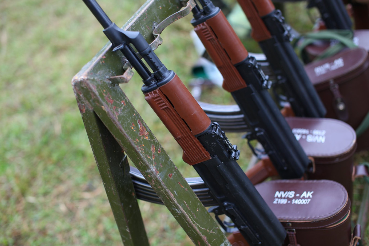 Mặc dù có khả năng trang bị kính ngắm kẹp vào thân súng, tuy nhiên AKM-1 vẫn được trang bị thước ngắm truyền thống. Nguồn ảnh: Duy Lê.