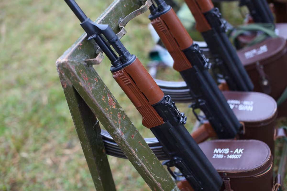 Mặc dù có khả năng trang bị kính ngắm kẹp vào thân súng, tuy nhiên AKM-1 vẫn được trang bị thước ngắm truyền thống. Nguồn ảnh: Duy Lê.