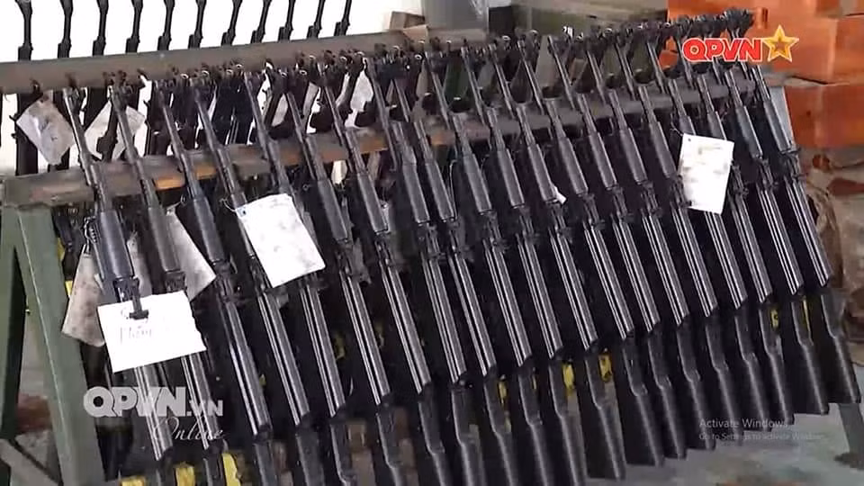 Có thể thấy, phiên bản AKM-1 đã được cung cấp diện mạo mới với phần ốp cầm tay cũng như báng súng được sơn đen hoàn toàn như phiên bản AK-74. Nguồn ảnh: QPVN.