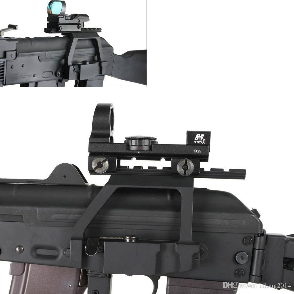 Mấu kẹp ngắm gắn trên thân súng của AKM-1 cũng như PKMS cho phép xạ thủ gắn thêm kính ngắm bổ sung ở phía trên hộp khoá nòng - vị trí có độ dơ rất lớn và không ổn định trong thiết kế của AK nguyên bản. Nguồn ảnh: Pinterest.