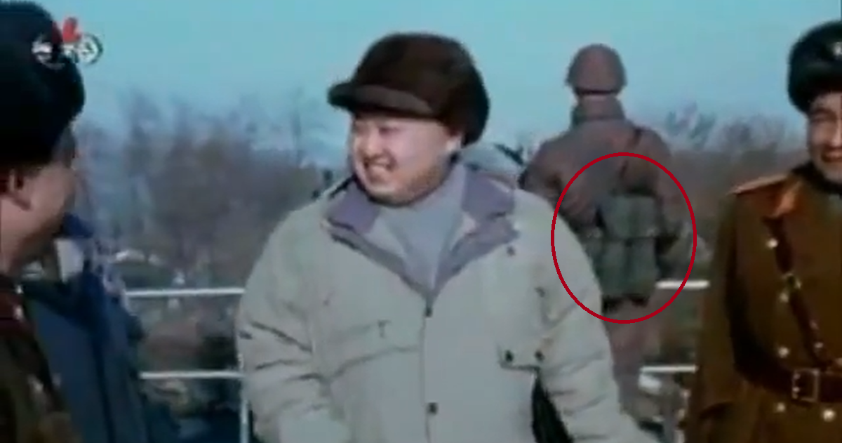 Hộp tiếp đạn trên khẩu Type 88 của Triều Tiên không thể treo trước ngực do quá cồng kềnh, người lính buộc phải để nó ở phía sau lưng như ba-lô. Nguồn ảnh: Forces.