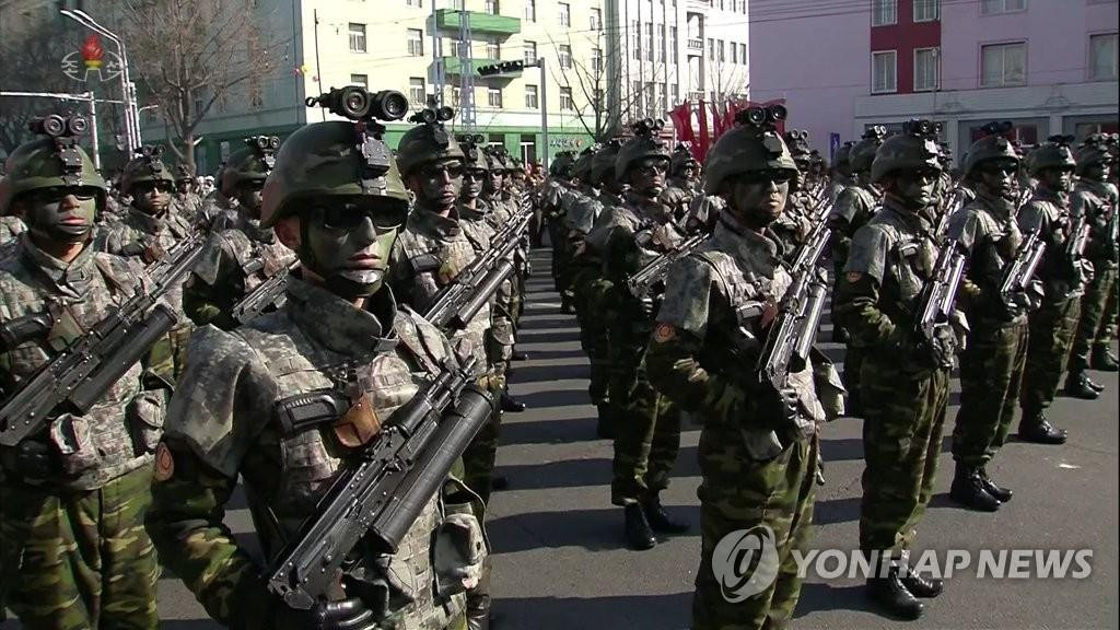 Với hộp đạn tròn dài dọc nòng súng, Type 88 có cơ số đạn dự trữ lên tới 100 hoặc 150 viên - nghĩa là nhiều gấp năm lần sức chứa của hộp tiếp đạn cong theo kiểu truyền thống. Nguồn ảnh: Yonhap.