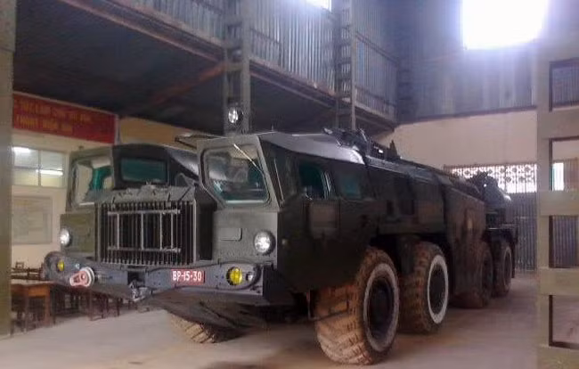 Các phiên bản tên lửa Scud xuất hiện trong biên chế của Quân đội Việt Nam được cho là các bản Scud B, Scud C và Scud D. Các phiên bản tên lửa này có tầm bắn lên tới 300 km hoặc 700 km với Scud C. đủ để bao quát trọn một vùng rộng lớn trong lãnh thổ và lãnh hải của Việt Nam. Nguồn ảnh: TL.