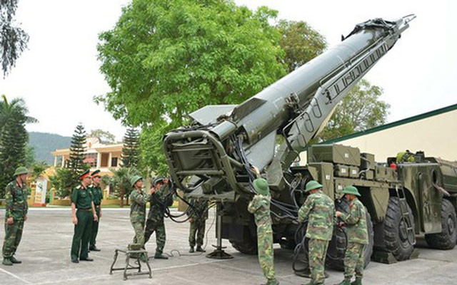 Cụ thể, Viện Kỹ thuật Quân chủng Phòng không - Không quân đã nghiên cứu và sản xuất thành công chất oxy hoá trong thành phần nhiên liệu tên lửa. Hợp chất này được cấu tạo dựa trên cơ sở HNO3 và N2O4 pha trộn ở tỷ lệ bí mật và là một trong hai thành phần quan trọng bậc nhất của nhiên liệu lỏng sử dụng trong tên lửa nói chung. Nguồn ảnh: TL.