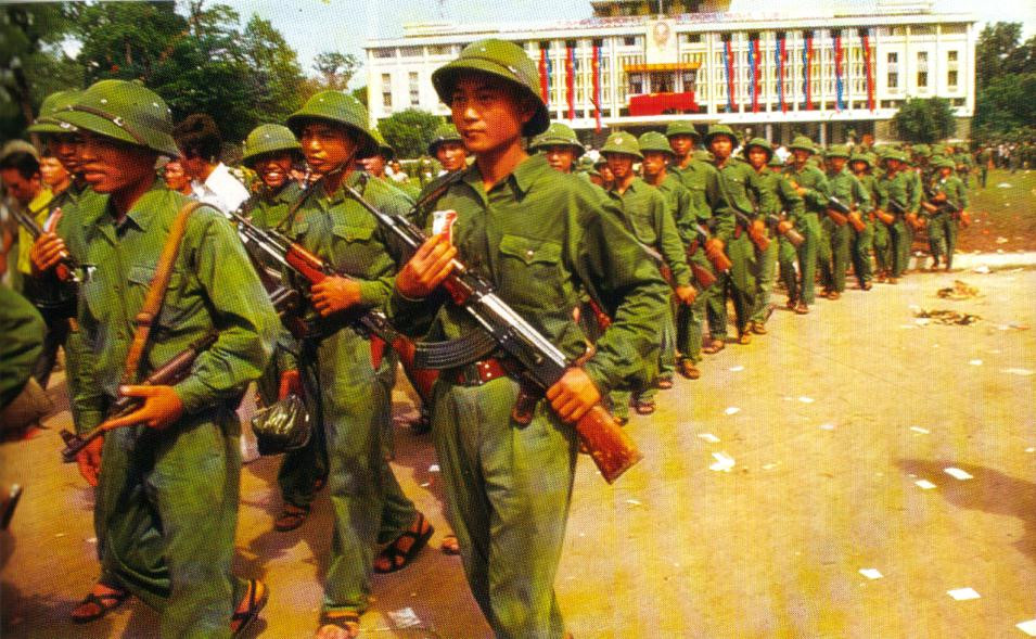 Khẩu súng trường tấn công AK-47 đã gần như gắn liền với hình ảnh của người lính giải phóng, trở thành "thương hiệu" của những người lính này trong Chiến tranh Việt Nam và là nỗi ác mộng với kẻ địch. Nguồn ảnh: TL.