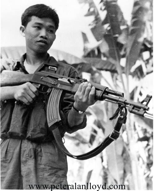 Đầu tiên, không thể không nhắc tới sự xuất hiện của khẩu súng trường tấn công AK-47 do Liên Xô sản xuất và viện trợ cho chúng ta trong thời kỳ này. Nguồn ảnh: TL.