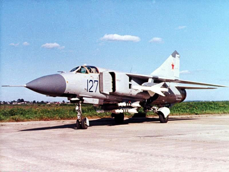 Sự hiểu lầm khi thấy MiG-23 xuất hiện ở khu vực quân cảng Cam Ranh đã khiến không ít người hoài nghi về việc Việt Nam sở hữu loại chiến đấu cơ cánh cụp cánh xoè này. Tuy nhiên đây đều là thông tin không chính xác. Nguồn ảnh: Pinterest.