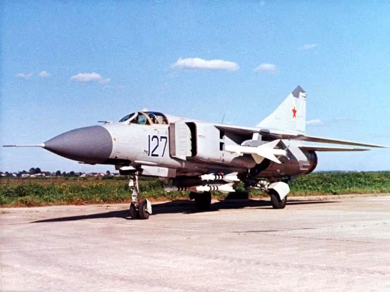 Sự hiểu lầm khi thấy MiG-23 xuất hiện ở khu vực quân cảng Cam Ranh đã khiến không ít người hoài nghi về việc Việt Nam sở hữu loại chiến đấu cơ cánh cụp cánh xoè này. Tuy nhiên đây đều là thông tin không chính xác. Nguồn ảnh: Pinterest.