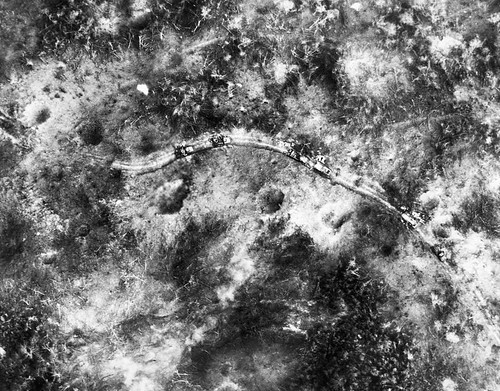 Bất chấp nhiều nỗ lực và cải tiến, ước tính Mỹ vẫn cần phải sử dụng máy bay ném bom B-52 thả 300 quả bom mới có thể giết được một... lính vận tải của ta - một nhiệm vụ quá đỗi đắt đỏ và gần như không tác dụng. Nguồn ảnh: TL.