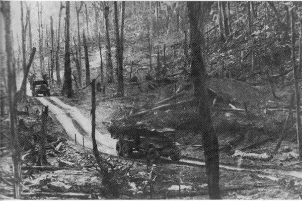 Do yêu cầu huyết mạch cần phải được lưu thông liên tục, mỗi khi một đoạn đường bị làm hỏng, sẽ có một tuyến đường vòng qua đoạn đường hỏng được thi công cùng lúc với việc con đường chính được sửa chữa thông tuyến. Nguồn ảnh: TL.