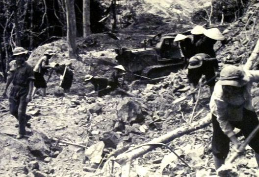 Lý do được phía Mỹ đưa ra đó là đường Trường Sơn sử dụng kỹ thuật vận tải rất thô sơ, kết hợp giữa nhiều phương tiện từ tàu hoả, xe tải, xe thồ,... hay thậm chí là trâu, bò, ngựa, voi kéo. Vậy nên ngay khi bị chặt đứt, một con đường khác sẽ được mở ra nhanh chóng do không có đòi hỏi quá cao về mặt phương tiện lưu thông. Nguồn ảnh: TL.