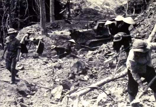 Lý do được phía Mỹ đưa ra đó là đường Trường Sơn sử dụng kỹ thuật vận tải rất thô sơ, kết hợp giữa nhiều phương tiện từ tàu hoả, xe tải, xe thồ,... hay thậm chí là trâu, bò, ngựa, voi kéo. Vậy nên ngay khi bị chặt đứt, một con đường khác sẽ được mở ra nhanh chóng do không có đòi hỏi quá cao về mặt phương tiện lưu thông. Nguồn ảnh: TL.