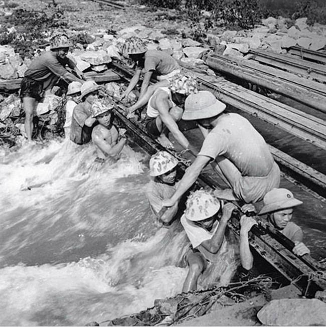 Trong những nỗ lực của Mỹ để chặn đường Trường Sơn, có không ít những nỗ lực nực cười như rải bia lon dọc đường Trường Sơn để... chuốc say lính vận tải - làm giảm tốc độ hành quân, sử dụng các loại mìn tí hon để làm xịt lốp xe hơi, xe đạp, ném bom bằng chim bồ câu cho đỡ... tốn kém,... Nguồn ảnh: TL.