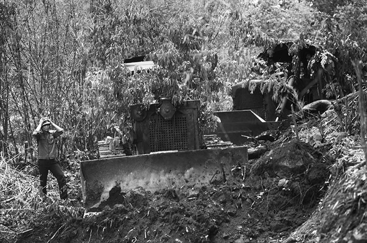 Thống kê lại cho biết, đường Trường Sơn đã gánh chịu tổng cộng 2,2 triệu tấn bom được Mỹ trút xuống bằng đủ loại phương tiện - cao hơn nhiều so với số bom đã được sử dụng trong Chiến tranh Thế giới thứ hai. Ấy vậy mà con đường này không những không tắc mà ngày càng được mở rộng, hàng hoá lưu thông ngày càng nhanh. Nguồn ảnh: TL.