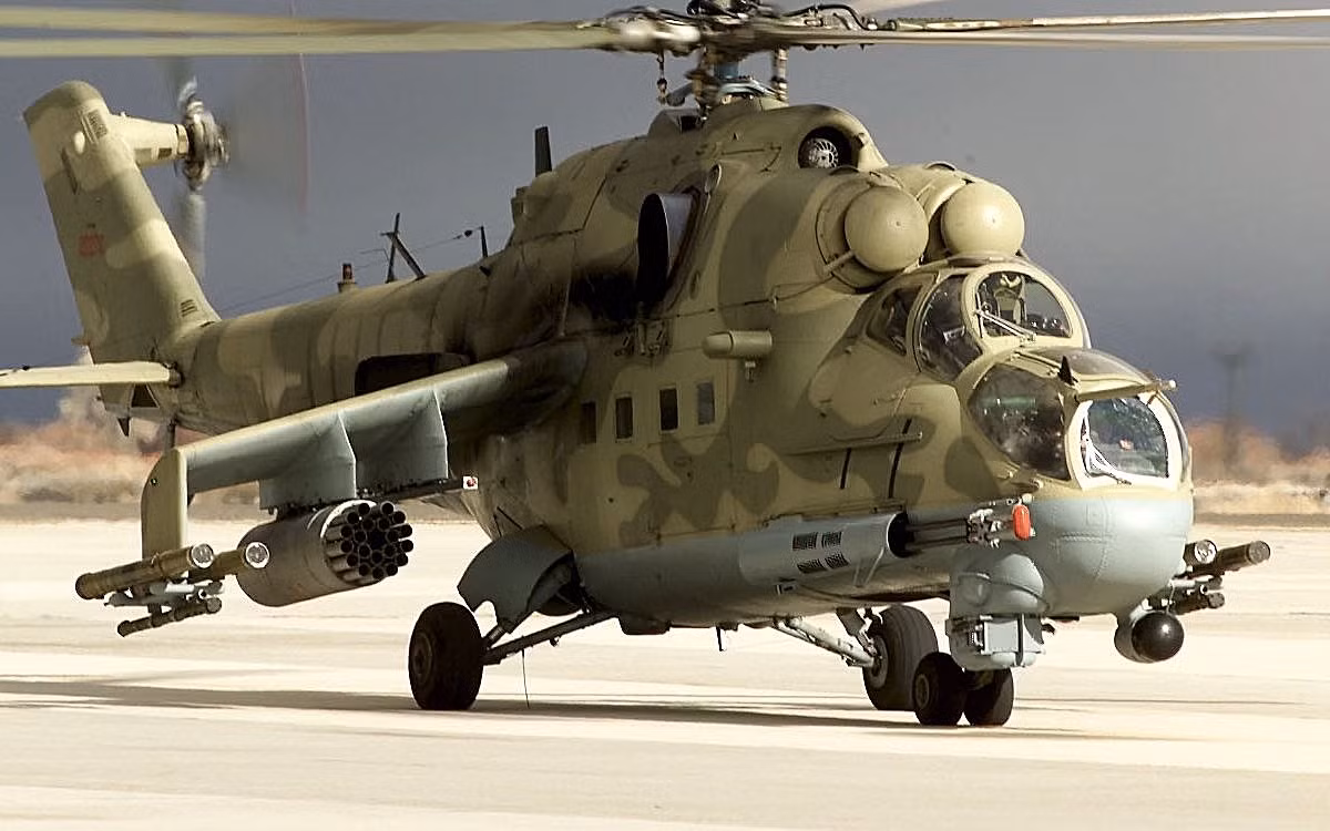Mi-24V là phiên bản trực thăng tấn công Mi-24 được tối ưu hóa khả năng diệt tăng với việc mang theo được tối đa 8 tên lửa 9M114 Shturm dưới hai cánh treo vũ khí. Nguồn ảnh: Rumil.