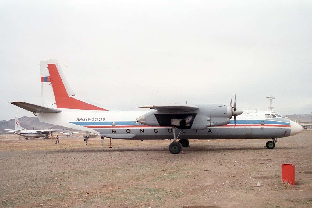 Bên cạnh đó, lực lượng Không quân Mông Cổ còn được trang bị ba máy bay vận tải sử dụng động cơ cánh quạt loại An-26. Nguồn ảnh: Rumil.