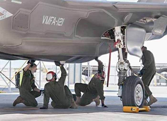 Do lớp sơn đặc biệt giúp F-35 hấp thụ được sóng radar cần phải luôn nhẵn nhụi và không bị bám bụi bẩn, công việc thường thấy của lực lượng bảo dưỡng F-35 thường là... lau chùi từng ngóc ngách của chiếc tiêm kích này. Nguồn ảnh: BI.